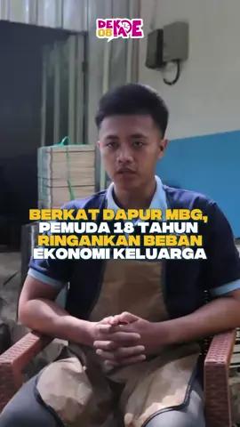 Program Makan Bergizi Gratis (MBG) yang dijalankan pemerintah Presiden RI Prabowo Subianto menjadi berkah bagi Danang Dubra Setyo (18), yang kini bisa membantu perekonomian keluarganya. Saat ini, ia bekerja di dapur MBG di Jayanti, Tangerang di bagian cuci ompreng. Sebelumnya, Danang pernah bekerja sebagai operator mesin di sebuah pabrik, namun kontraknya hanya bertahan dua bulan. Ia mengaku awalnya mengira pekerjaan di bagian cuci ompreng tidaklah sulit. Danang berasal dari keluarga sederhana. Ibunya seorang ibu rumah tangga, sementara sang ayah bekerja sebagai wiraswasta. Kondisi tersebut membuatnya memilih untuk segera mandiri agar bisa membantu orang tua serta saudara-saudaranya. #presidenprabowo #prabowo #indonesia #indonesiaemas #dekade08