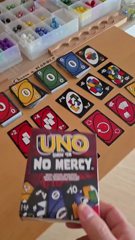 Découvre le UNO No Mercy, la version la plus brutale et impitoyable du célèbre jeu de cartes ! Entre les +4, +10 et autres cartes redoutables, chaque partie devient un véritable champ de bataille. Idéal pour des soirées entre amis où personne n’est épargné. Prépare-toi à rire, à crier et surtout… à ne montrer aucune pitié ! #UnoNoMercy #JeuxDeSociété #SoiréeEntreAmis 