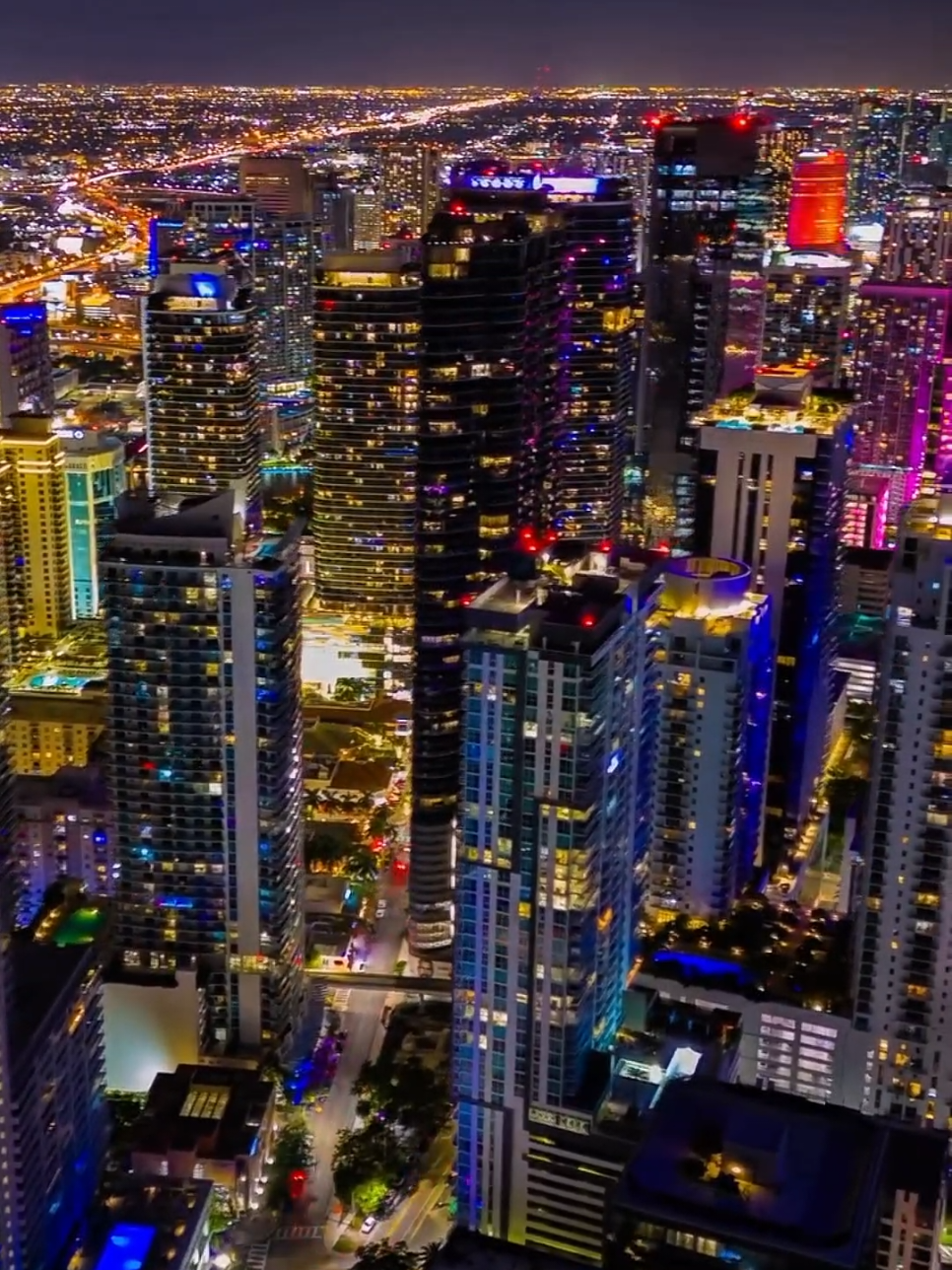 Welcome to United States of America 🇺🇸😍🥀 #unitedstates #estadosunidos #foryou #chicago #newyork Chicago, travel Chicago, winter road trip in Chicago, scenic city winter drive, snow drive, Trump International Hotel & Tower Chicago, London House Chicago