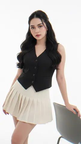 1. buka gemini AI 2. ⁠buatlah promat seperti ini. ⁠* ⁠Buatlah foto tanpa mengubah wajah aslinya, bidikan sedang potret studio mode seorang wanita muda asia timur yang cantik dengan rambut hitam half up bergelombang panjang dan tebal , Dia mengenakan vest kutung warna hitam dan rok mini lipit cream. Dia berpose dengan elegan dan anggun bersandar dikursi warna grey minimalis dengan latar belakang putih yang solid dan semarak. Pencahayaan studio yang lembut, fokus yang tajam, fotografi resolusi tinggi.#jjcapcut#fyppppppppppppppppppppppp#gemini#fy#AI 