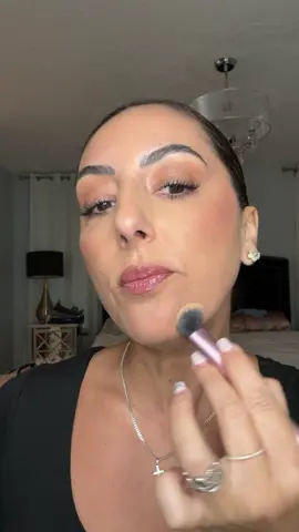 Who knew your eyelash curler had a secret talent?👀✨ Not just for lashes! 🙌 Your curler can double as a contour guide for a snatched chin. Quick hack, flawless finish.  Eyelash curler from @WinkClique  #beautyhacks #contourtrick #chin #makeuphacks 