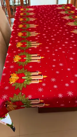 Transforme sua ceia de Natal na mais mágica de todas! Essa toalha é o toque que faltava para deixar sua mesa impecável. Amigos e família vão amar! • Toalha de Mesa Natalina   para garantir a sua na  Shopee antes que acabe! ID produtos ATJ-LGH-VUH BWN-EQL-EZZ #Natal #DecoraçãoNatalina #MesaPosta #CeiaDeNatal #IdeiasDeDecoração  