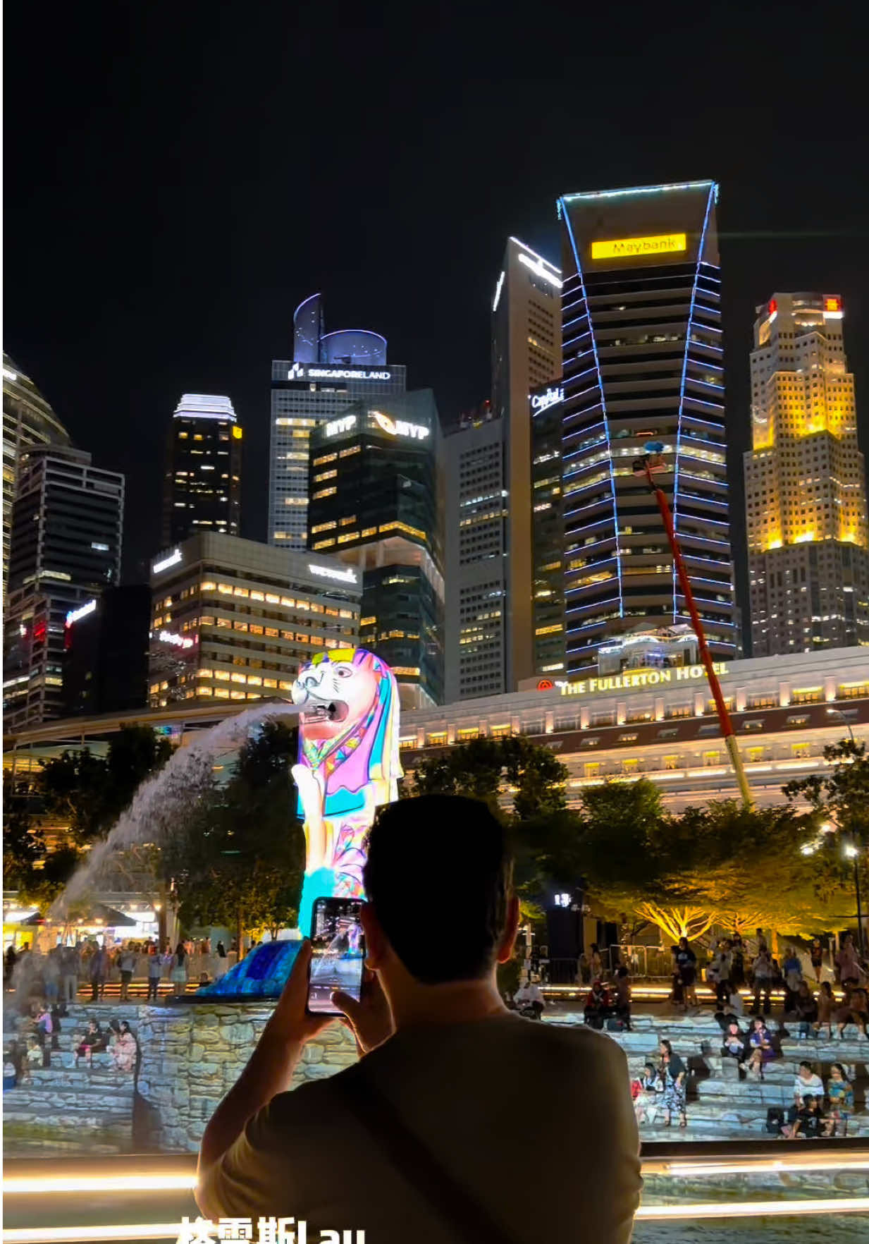 ✨ 鱼尾狮亮灯倒计时 —— 只剩这几天了！ 趁亮灯这周就来打卡，想拍“接水”镜头的别错过，滨海湾夜景超上镜 📍 #新加坡旅行 #鱼尾狮 #格雷斯lau实拍视觉 