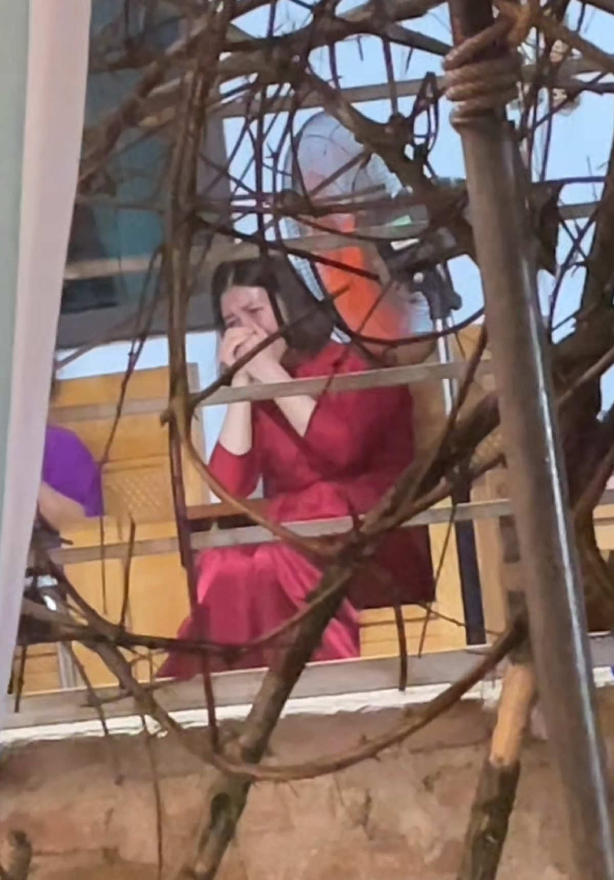 Ngày con làm dâu người ta, mẹ mất đi một người để dựa, bà mất đi một đứa cháu để thủ thỉ. Thương mẹ, thương bà vô hạn!!! Mẹ cô dâu khóc tu tu ! #chupcuoibacquang #ChupAnhCuoiDep #chupanhbacquang #chupanhcuoi 