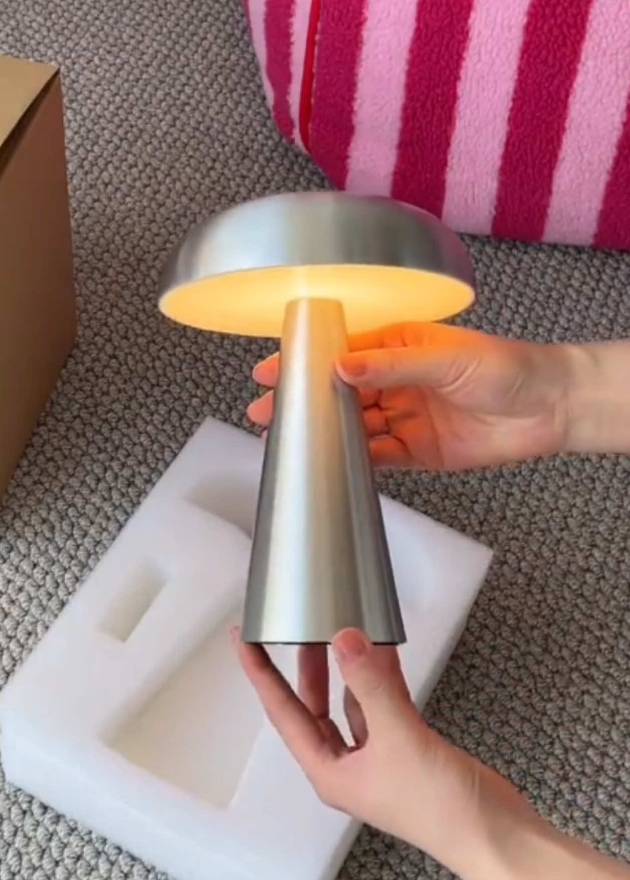 Đèn bàn cảm ứng tối giản mà ánh sáng siêu xinh luôn 💡✨ #decor #noithat #đèn #đènbàn #lamp 