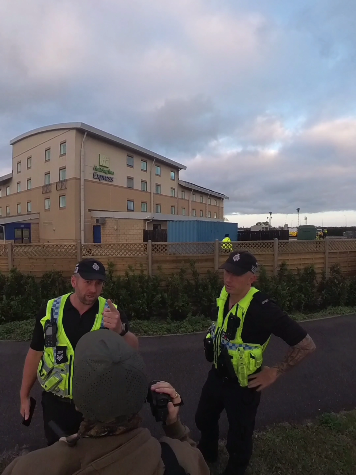 Walking past is causing distress at the migrant hotel, but I live here?   @SWP walking past is now a problem in my country?🏴󠁧󠁢󠁷󠁬󠁳󠁿 .... you'll be demanding a Brit card next  #migrant #cops #holidayinn #distress 🏴󠁧󠁢󠁷󠁬󠁳󠁿