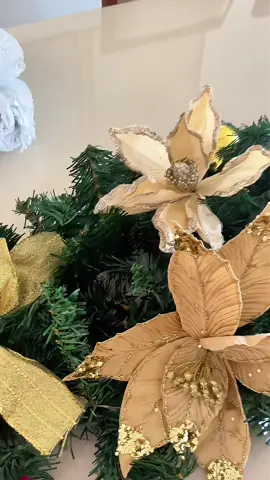 🎄 Transforme sua decoração de Natal com o Festão Aramado Luxo 2,70m! Com 210 galhos cheios e realistas, ele garante volume, elegância e um acabamento premium em qualquer ambiente. ✨ Por que escolher o nosso festão? ✅ 2,70m de comprimento para cobrir grandes áreas. ✅ Estrutura aramada flexível e moldável: crie guirlandas, decore portas, janelas, corrimãos e até lareiras. ✅ Aparência cheia e sofisticada, ideal para quem busca um visual de Natal luxuoso. ✅ Reutilizável por muitos anos – resistente e duradouro. ✅ Fácil de montar, leve e prático de guardar. 👉 Perfeito para transformar sua casa em um verdadeiro espetáculo natalino! #natal #decoracaonatalina #decoracaodenatal #arte 