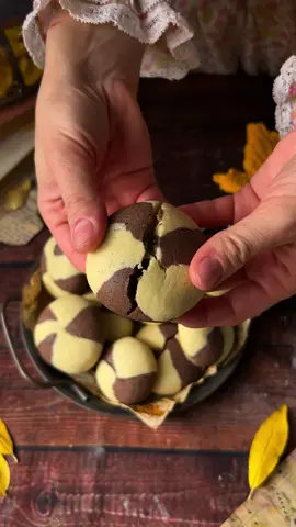 ორცხობილები 🍪 დაგჭირდებათ ✔️  🍪კარაქი - 180გრ.  🍪შაქრის პუდრა - 160გრ.  🍪კვერცხი - 2ც.  🍪ვანილი - 1ც.  🍪გამაფხვიერებელი - 1/3 ჩ/კ.  🍪კაკაო - 1 ს/კ.  🍪ფქვილი - 350გრ. მომზადება ✔️  🍪რბილ კარაქს დავუმატოთ შაქრის პუდრა და ამოვურიოთ, ან გავთქვიფოთ კარგად. შემდეგ სათითაოდ შევათქვიფოთ კვერცხი, დავუმატოთ გამაფხვიერებელი, ვანილი და ბოლოს დავაცრათ ფქვილი. მოვზილოთ რბილი და ელასტიური ცომი.  🍪მიღებული ცომი გავყოთ ორ ნაწილად. ერთ ნაწილს დავუმატოთ კაკაო და კარგად გადავზილოთ.  🍪თოთოეული ცომის გუნდა დავყოთ და დავაგუნდაოთ პატარა ბურთებად. შემდეგ კი მივცეთ ფორმა, ისე, როგორც ხედავთ კადრში.  🍪გამოვაცხოთ გახურებულ ღუმელში 180 გრადუსზე, 15 წუთით.  🍪დაახლოებით გამოდის 15 ცალი.  🍪გემრიელად მიირთვით ჩაისთან ერთად! 🫖 #Recipe #cookie #baker #food #foodvideo 🍪