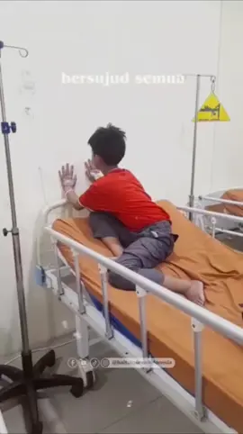 cukup yang sakit aja masih menjalan kan solat, lantas alasan apa lagi untuk tidak menjalankan solat🥺 cepat pulih anak2 baik🤲🥹 #PrayForAlKhoziny #ponpesAlkhozini #PPAlkhozini #pondokpesantren 