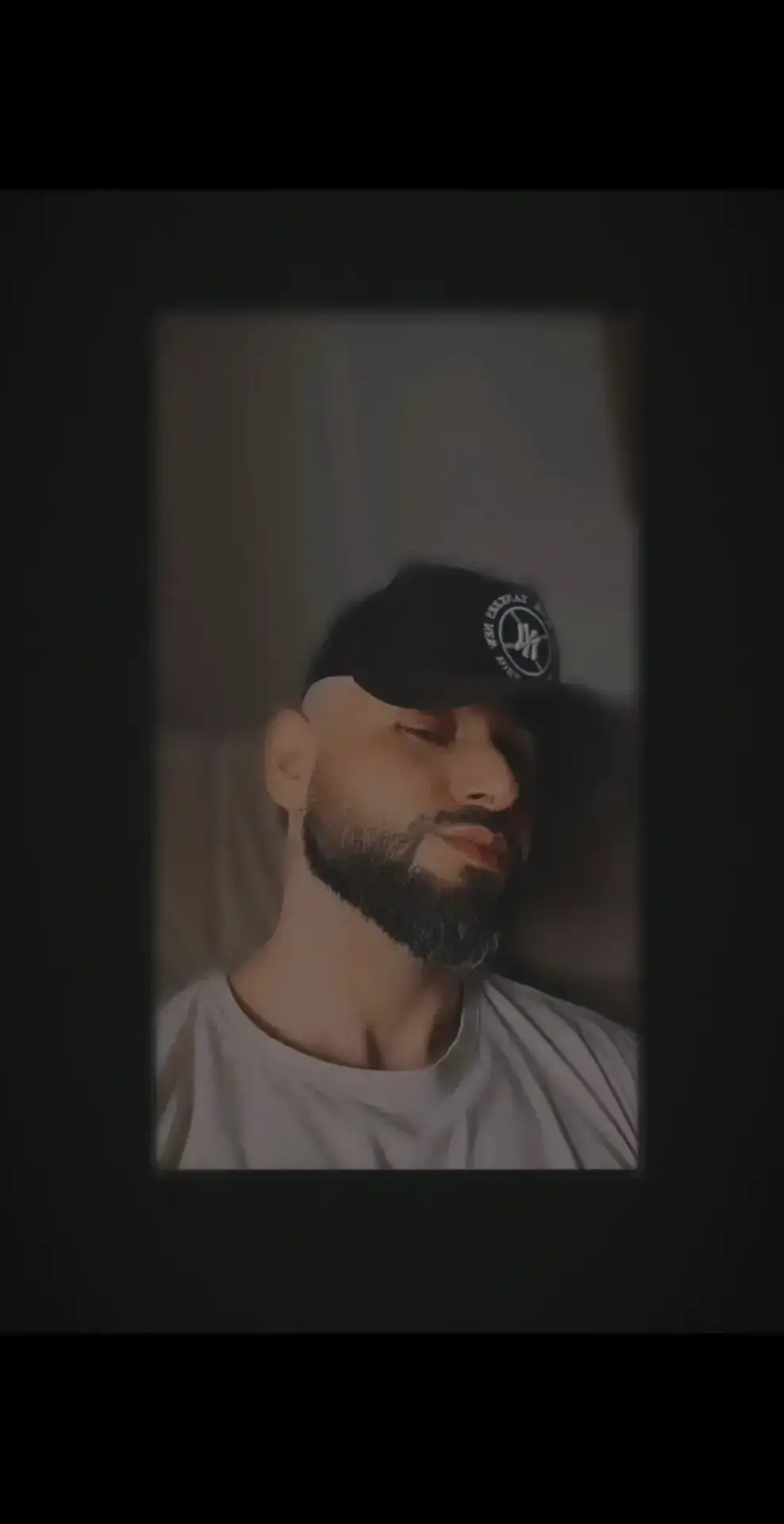 “Barba que impõe respeito, olhar que prende atenção e um estilo que fala por si: ser belo é detalhe, ser autêntico é essência.”