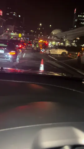 Incident kecelakaan di tol dalam kota malam ini.. #jakarta #jakartaselatan #kecelakaanberuntun 