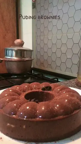 Puding brownies🍮 Bahan : 3 lembar roti tawar  2 sdm tepung maizena 3 sdm coklat bubuk 1 bgks agar2 plain 200 gram gula pasir  700 ml susu full cream 100 gr coklat batang Campurkan semua bahan dan blender sampai trcampur rata,masukan ke panci dan masak dgn api sedang,aduk2 sampai mendidih,matikan api kompor dan tuang adonan kedalam loyang puding,biarkan adonan sebentar smpai uap panas mereda lalu masukan puding ke kulkas and the last puding siap di nikmati 🥰 #baking#madebyme#pudding#browniespuding#momlife