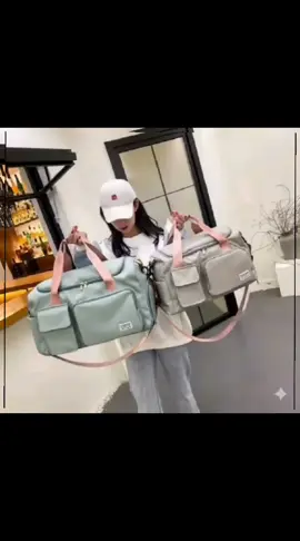 Galera, olha só essa novidade incrível! Essa é a Bolsa Mala de Viagem Academia Multifuncional de Grande Capacidade – perfeita pra quem precisa de estilo, espaço e praticidade no dia a dia. Ela é feita em nylon premium impermeável e resistente a arranhões, tem vários bolsos externos pra organizar tudo, inclusive um compartimento separado e ventilado só pros sapatos. Por dentro, a capacidade é gigante, cabe roupa de treino, itens de viagem ou até material de trabalho. E detalhe: as alças são reforçadas e super confortáveis, com tiracolo ajustável. É literalmente uma mala 3 em 1: serve pra academia, viagem e uso diário.