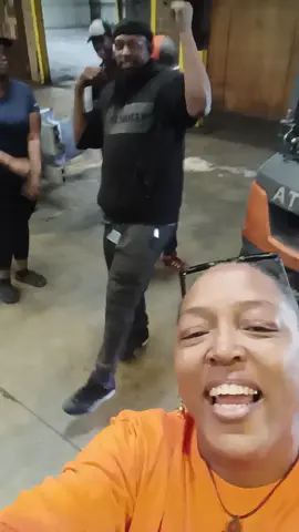 I told them to dance so we can get off early 🤣🤣🤣🤣🤣🤣 MY CREW 🤣🤣🤣🤣🤣❤️❤️❤️💃💃💃💃#fyp #stephaniemills 