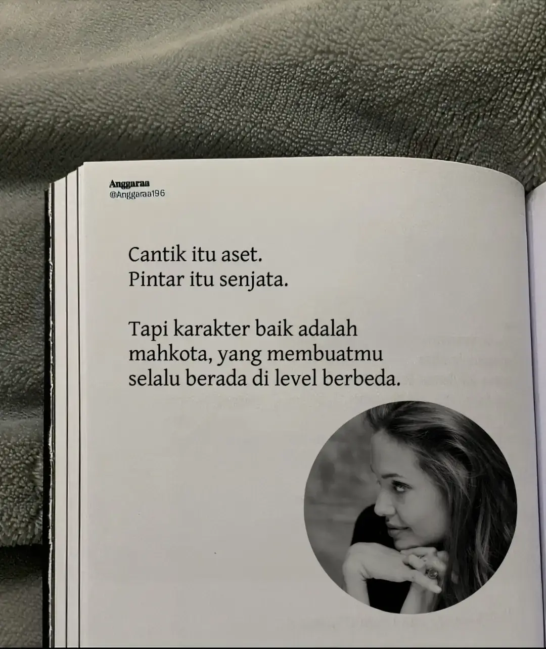 Cantik bisa memikat, pintar bisa bikin kagum. Tapi kalau nggak ada karakter, semuanya akan cepat pudar, dan tidak meninggalkan kesan. Sikap yang anggun dan hati yang tulus adalah mahkota sejati. Dan itu yang bisa bikin kamu beda Level. Karena karakter selalu tahan lebih lama, daripada sekedar cantik atau pintar. #quotes #katakata #foryouu 