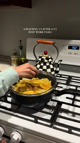 nothing beats a home cooked meal after a work shift #5to9afterthe9to5 #workvlog #afterwork #afterworkroutine #cookingvlog 