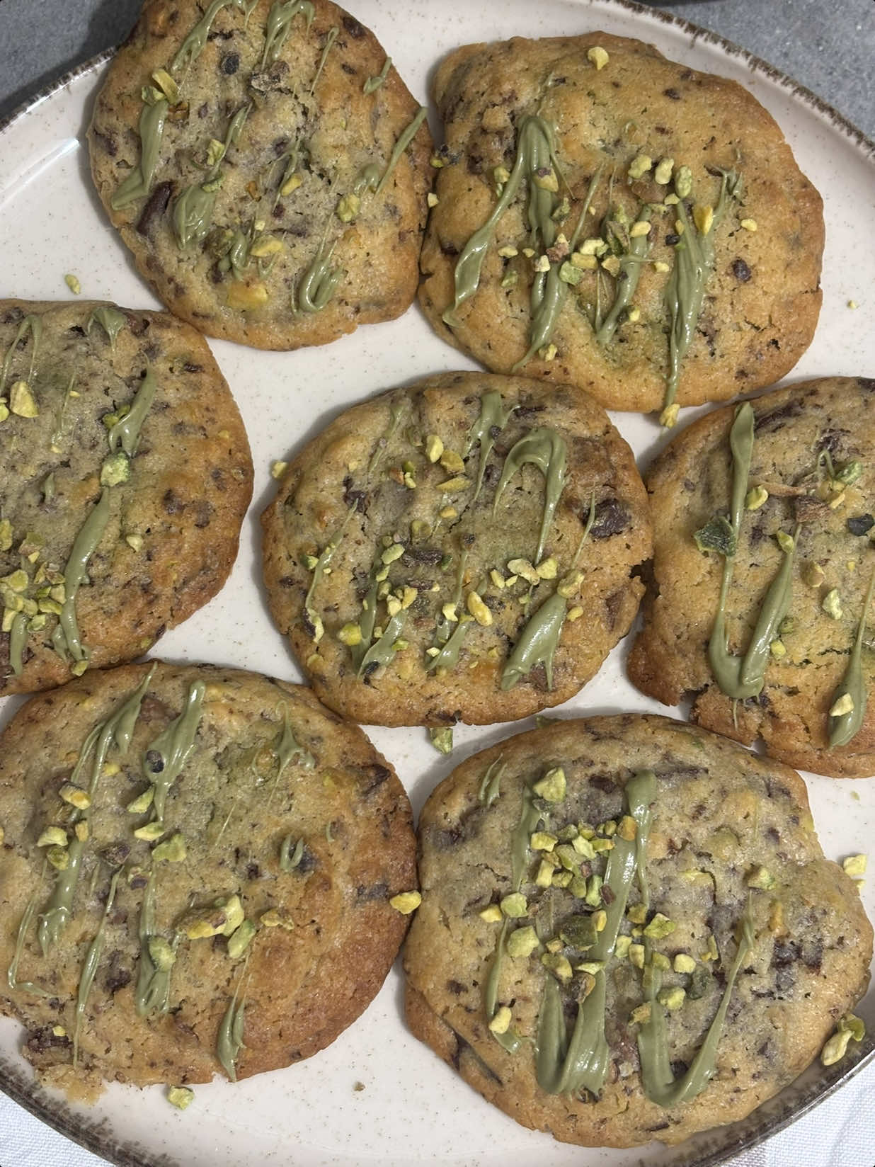 ✨ Cookies pistache maison ✨ Croustillants sur les bords, fondants à cœur, avec la touche gourmande de pistache qui change tout 💚 📋 Recette express : 	•	150 g de beurre doux ramolli 	•	100 g de sucre roux + 50 g de sucre blanc 	•	1 œuf + 1 c.à.c. d’extrait de vanille 	•	200 g de farine + 1/2 c.à.c. de levure + 1 pincée de sel 	•	100 g de pépites de chocolat (facultatif… mais irrésistible avec la pistache 😏) 👉🏼 Mélange, façonne, enfourne 10-12 min à 180°C… et profite ! (Sort les à 10 mins pour tenter d’avoir un cœur + coulant que moi 😢) 🍪 Verdict : impossible d’en manger qu’un seul. #cookiepistache #pistache #pourtoi #recette #recettefacile 