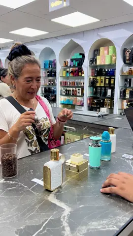 (Pt.2) ✨ Una de nuestras clientas se animó a probar perfumes en Comprar en Chile y compartir su experiencia con nosotros. En nuestra perfumería siempre puedes venir, descubrir fragancias árabes y de diseñador, y encontrar tu favorita. #perfumes #perfumeschile #comprarenchile #perfumesarabes #perfumería  