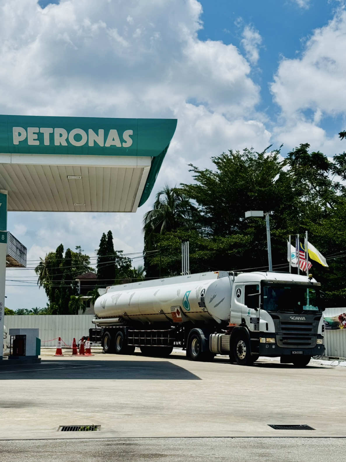 Bagi setiap pemandu lori tangki minyak petroleum , PDC ataupun Pre-Driving Check perlu dilakukan setiap kali sebelum tugas/perjalanan lori berjalan. Ini untuk memastikan tahap keselamatan dan kesediaan kenderaan dan peralatan berada di dalam keadaan selamat utk digunakan. Keselamatan pemandu, kenderaan dan juga pengguna jalan raya adalah kepentingan bersama. Pandu cermat jiwa selamat. Home safe , eveyrone, everyday. #petronas #petronastanker #shazimantransport #abangtanker #fypシ゚ 