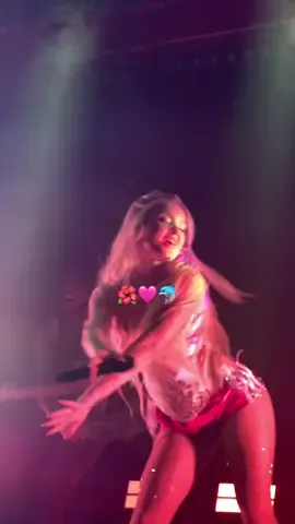 When those light during the pryzm show we’re giving BEAUTIFUL HOT AND…. 🌺🐬☀️ #zaralarsson #venustour #midnightsun #zara @Zara Larsson 