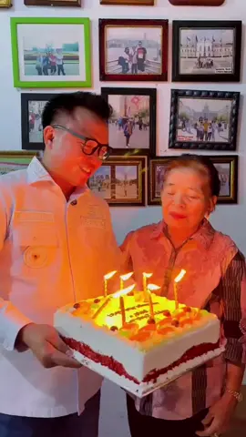 Jumat, 3 Oktober 2025 menjadi momen penuh haru bagi Bupati Morowali Utara, Dr. dr. Delis Julkarson Hehi, MARS. Di sela padatnya aktivitas sebagai kepala daerah, ia menyempatkan diri pulang ke Desa Ronta, Kecamatan Lembo Raya, untuk merayakan ulang tahun sang ibu tercinta yang genap berusia 76 tahun pada 2 Oktober lalu. Dengan penuh kehangatan, Bupati Delis datang membawa kue ulang tahun sederhana, bertuliskan pesan manis dari cucu-cucu tercinta: 
