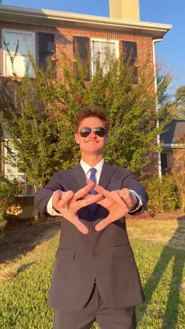 Mac wishes the lovely ladies of Alpha Chi Omega a fantastic Friday 🤵🏼👑🌹💚❤️ #alphachi #fyp #mralphachi #edit #xcx 