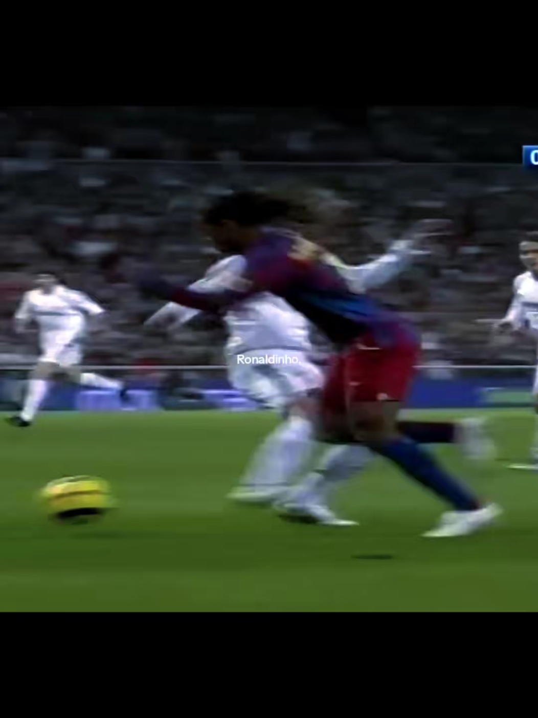 O dia que o Ronaldinho mostrou o verdadeiro futebol arte. . . . . . . . #ronaldinho #edit #neymar #magia #flypシ 