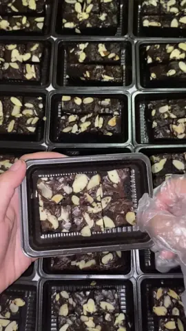 Maniskan weekend-mu dengan fudgy brownies favorit! 🍪🤎✨ #fudgybrownies #fudgybrowniesbites #fudgybrowniessurabaya #umkmsurabaya 