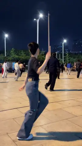 年轻人广场舞精彩片段视频