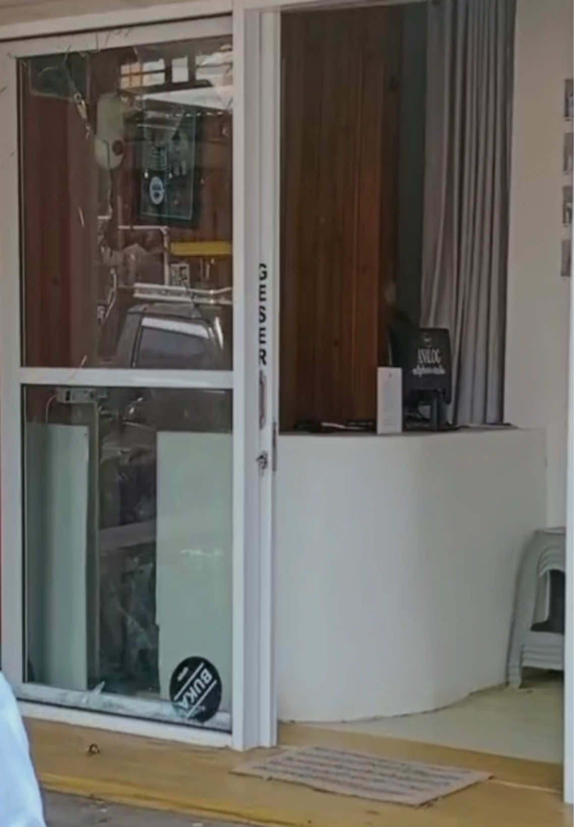 Mungkin ini beberapa potongan vidio yang bisa mikin share ke kalian atas kejadian yang tidak pernah mimin dan team inginkan🥹 Tapi semoga dengan kejadian seperti ini bisa membuat Kami semua team dari analog studio bisa lebih bangkit dan memberikan yang lebih baik kepada semua customer terbaik analog. Mohon doa nya ya guysss , alhamdulillah team analog yang di cabang Maron ini Aman semua . Dan analog masih tetap beroprasi / tetap buka seperti biasa 🥰❤️ Terimakasi guyss see you , mimin tunggu kehadirannya di studio dengan trend kece analog pastinya🫵🏻😍 #Lakamaron #trukguling#maronkulon #fyppppppppppppppppppppppp 
