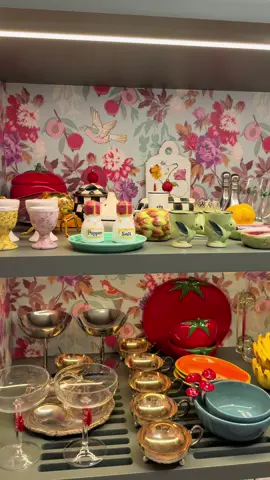 Arrume meu louceiro comigo 💛💖😮‍💨 Resolvi retirar algumas peças que já não estava usando mais e colocar novas no lugar! Como eu amo isso, gente!  Não consegui colocar no vídeo o louceiro todo, mas teremos Ep.2  #louceiro #mesaposta #Home 