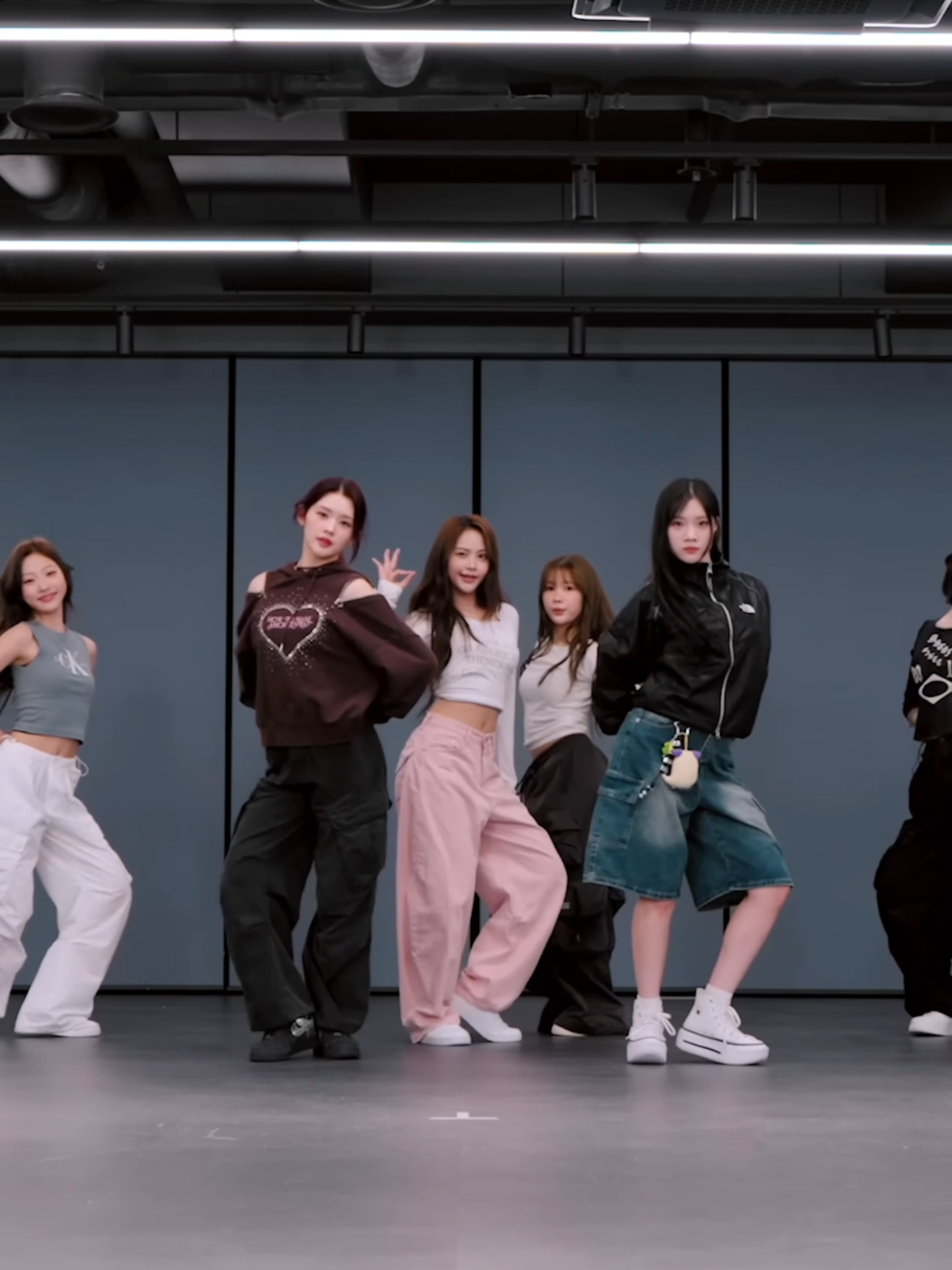 Hearts2Hearts 하츠투하츠 'Pretty Please' Dance Practice #hearts2hearts #prettyplease #h2h #jiwoo #carmen #juun #ana #yuha #stella #yeon #ian #kpop#dancechoreography #dancepractice #kpopdancepractice #playlist #kpopgen5#foryoupage #smentertaiment