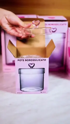 Que tal organizar sua vida com muito mais fofura? ❤️ Apresentamos o Pote em Vidro Borossilicato com a Tampa Coração Rosa! Ele é a combinação perfeita entre funcionalidade e aquele charme que a sua decoração precisava. 🌟 Perfeito para: • Organizar biscoitos, chás, cafés especiais e docinhos. • Presentear alguém especial de um jeito único e memorável. • Adicionar um toque de delicadeza e cor na sua cozinha ou área de serviço. Por que você vai amar? ✅ Material Premium: Feito em vidro borossilicato, super resistente a choques térmicos e super durável. ✅ Design Encantador: A tampa com coração rosa é o detalhe que transforma qualquer ambiente. ✅ Versátil: Disponível em 3 tamanhos (650ml, 900ml e 1100ml) para atender todas as suas necessidades. Diga adeus aos potes sem graça e hello à organização mais fofa! 🥰 #PresenteFofo #DecoracaoCozinha #Organizacao  #VidroBorossilicato  