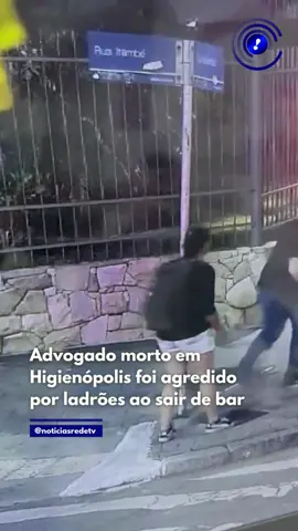 O advogado criminalista Luiz Fernando Pacheco foi abordado e agredido por um casal de ladrões de celulares antes de ser encontrado morto em Higienópolis, no centro de São Paulo, na madrugada de terça-feira (31) Pacheco saiu do bar e aguardou a chegada de um carro de aplicativo. A Secretaria de Segurança Pública do governo de São Paulo suspeita que o advogado foi vítima de um latrocínio (roubo seguido de morte).  O casal de ladrões levou o celular, o relógio e a carteira com os documentos pessoais do advogado. Pacheco foi socorrido e levado ao hospital, onde faleceu. Por estar sem documentos, ele ficou 36h desaparecido. Os investigadores apuram se Pacheco morreu porque bateu a cabeça na queda ou se há relação com algum outro problema de saúde. Saiba mais ▶️ redetv.uol.com.br/jornalismo  . . . 🎥: Reprodução  #Notícias #Higienópolis #Advogado #SP #SãoPaulo