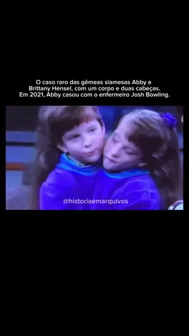 Abigail (Abby) e Brittany Hensel são gêmeas siamesas dicéfalas, nascidas em 7 de março de 1990, em Carver County, Minnesota, EUA. Elas compartilham um único corpo, com Abby controlando o lado direito e Brittany o esquerdo. Apesar das limitações físicas, as irmãs levaram uma vida notável, tornando-se professoras e estrelando o reality show “Abby & Brittany” no TLC em 2012. Em 2021, Abby casou-se com Josh Bowling, enfermeiro e veterano do exército. A cerimônia foi discreta, mas tornou-se pública em março de 2024, quando fotos do casamento foram compartilhadas nas redes sociais. Embora Abby seja legalmente casada, Brittany permanece solteira e não expressou interesse em se casar. As irmãs mantêm uma presença ativa nas redes sociais, compartilhando aspectos de suas vidas e respondendo a curiosidades do público. Recentemente, elas se pronunciaram sobre o casamento de Abby, esclarecendo dúvidas e destacando que, embora compartilhem o corpo, têm desejos e escolhas individuais. Esse episódio gerou discussões sobre identidade, privacidade e os desafios enfrentados por pessoas com condições raras. As gêmeas continuam a inspirar e a educar o público sobre a diversidade humana, mostrando que, apesar das diferenças, cada indivíduo tem o direito de viver suas experiências de forma plena e autêntica. 📕 Curioso por histórias? Siga @historiaemarquivos e descubra feitos que marcaram o mundo!