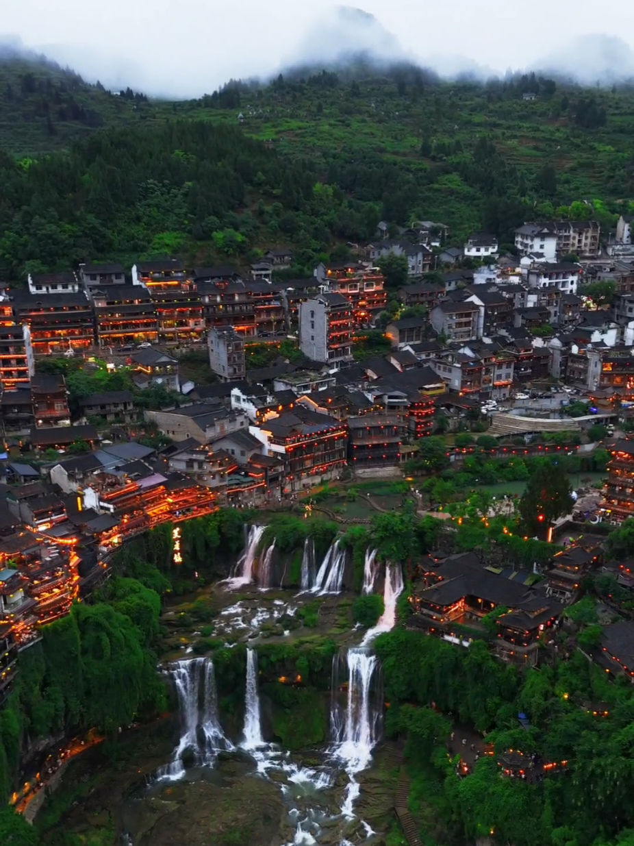 อีกหนึ่งเสน่ห์ของ ฟูหรงเจิ้น ก็คือช่วงกลางคืนหลังพระอาทิตย์ลาลับ ทั่วทั้งหมู่บ้านจะค่อยๆ สว่างไสวไปด้วยแสงไฟ #ฟูหรงเจิ้น #furong #ที่เที่ยวฉางซา #changsha #เที่ยวจีนด้วยตัวเอง 