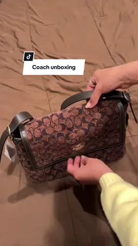 I was up at 12am for her and thankfully she arrived so fast 😍!! I’m finally adding a signature bag to my collection 🥰 #coach #brownbag #signaturebag #newcoachbag #fallbag @Coach 
