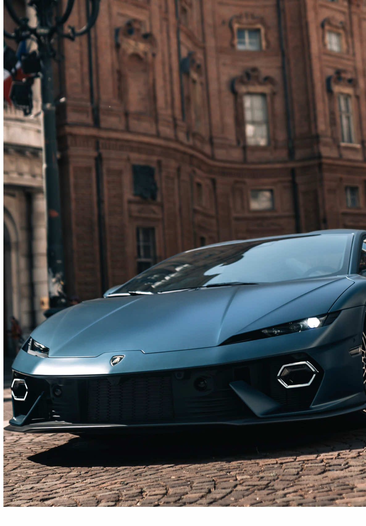 Temerario takes over the city in Turin: among its iconic and elegant streets, the car's striking Italian design and undeniable presence are on full display.