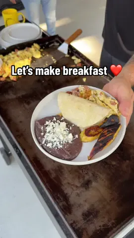 Classic Latino breakfast ❤️but someone said they didn't like it 🤣 #wearetheizzys #breakfast #girldad @Sara Irizarry 