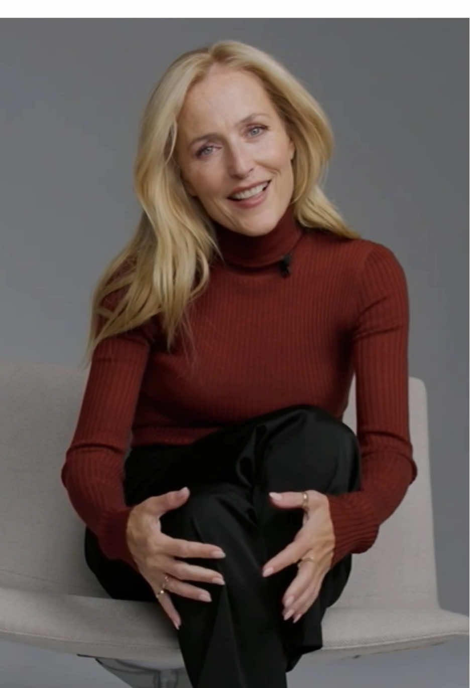 Finally got proof of her flexibility 🤣 @Gillian Anderson  First clip: Fandom Fest 2013, icosplay/ConPanels on YouTube Second clip: Vogue Polska Edited by me #gilliananderson #gillianandersonisgod #gillianandersonsupremacy #middleagedactresses #women 