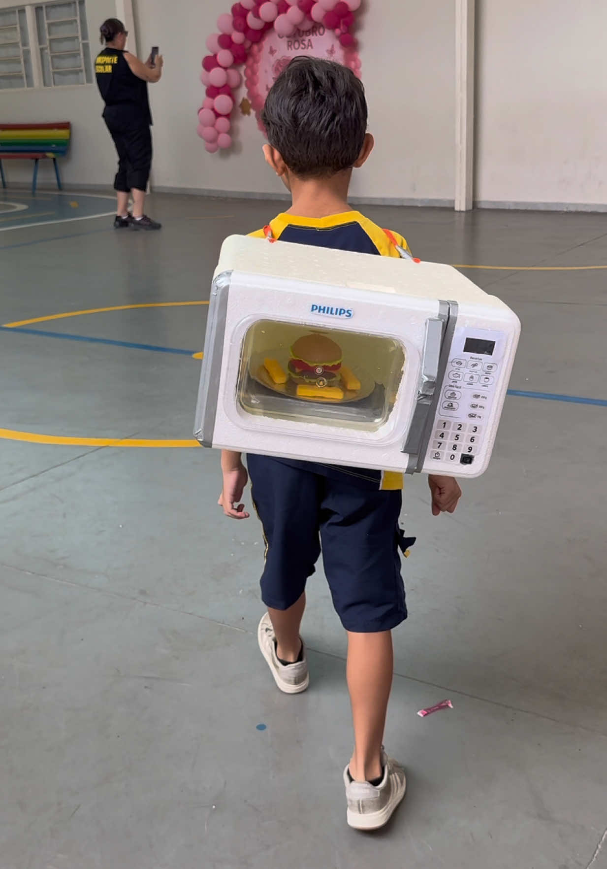 Pensa em uma mochila maluca que deu Trabalho kkkk mas valeu a pena demais! 🤩🙌🏼 eai, o que acharam? Foi tudo no improviso, e queria fazer algo diferente e criativo 🤌🏼 #mochilamaluca #microondas 