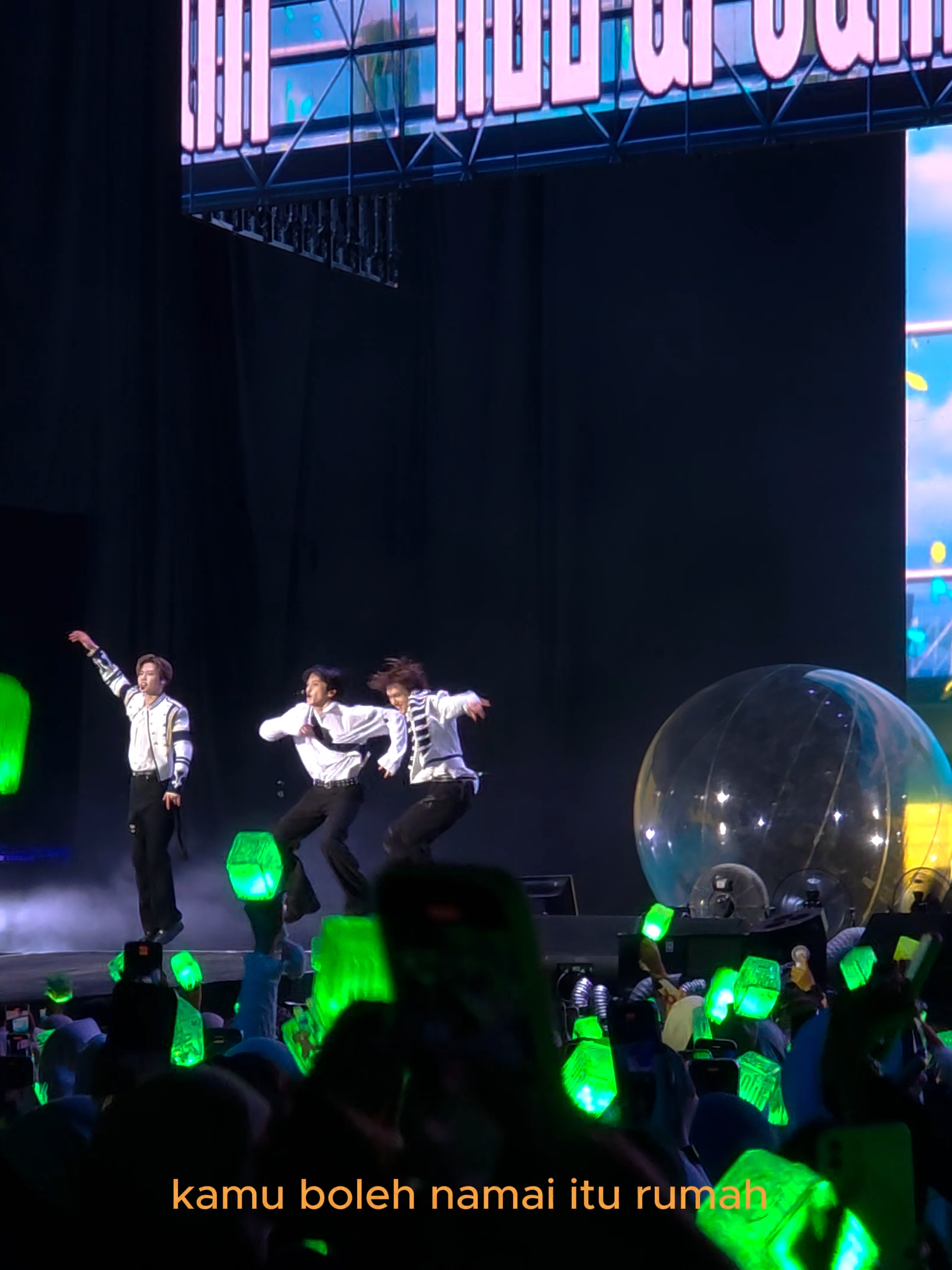 Concert's over but the feelings stay, being with dreamiez feels like coming home, where I can always be myself, laugh, cry, and feel safe. Thank you soo much for giving me that comfort, see u guys on the next upcoming TDS in the futureeeee!!#tds4jakarta #nctdream