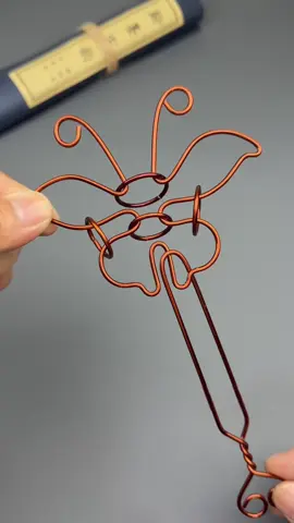 ¿Puedes resolver este intrincado enigma metálico?