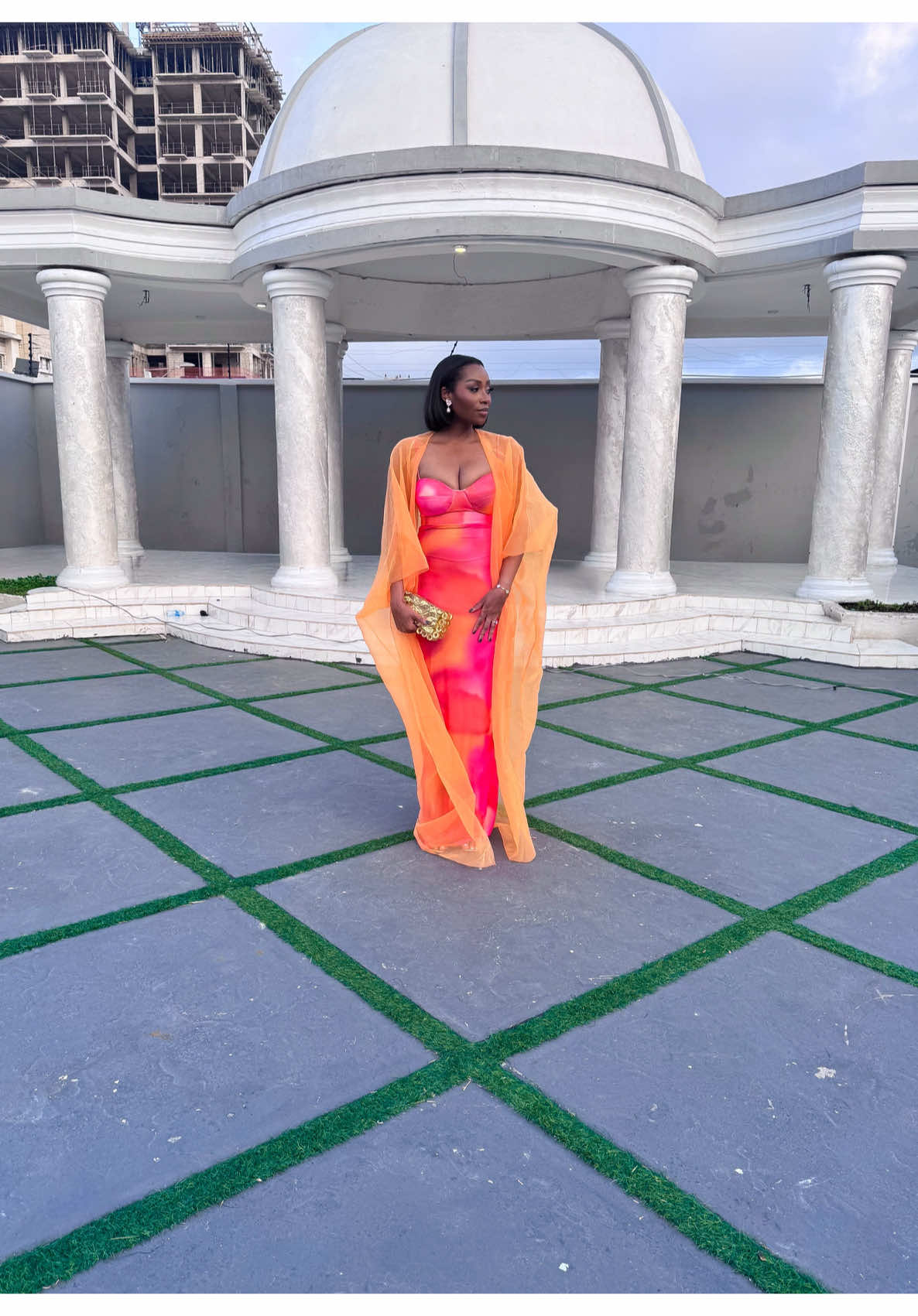 A touch of orange 🧡 set: @therailnigeria Purse: @cultgaia #weddingguest #weddingguestoutfit 