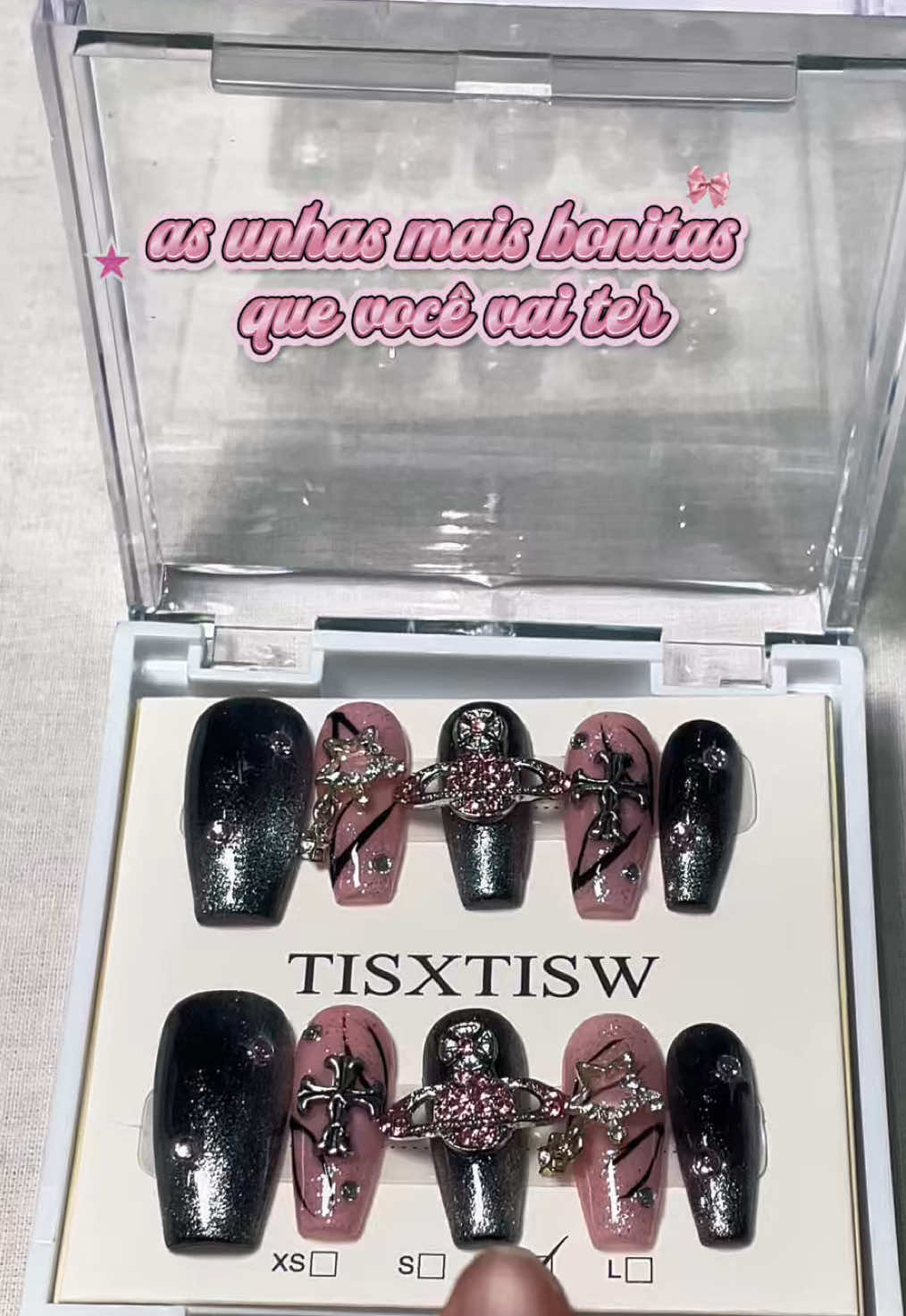 Sem tempo, sem paciência e confesso: minhas unhas andaram esquecidas 👀💅… até eu descobrir que no TikTok Shop vende unhas postiças artesanais PERFEITAS! @TISXTISW Cílios #tisxtisw Peguei 2 modelos lindíssimos, super detalhados! A vermelha tá na minha vitrine com 23 opções pra escolher, já no carrinho laranja tem +10 opções pra escolher 😍 Chegou super rápido já com tudo que precisa pra colar direitinho. Minha salvação real kkk ✨  #unhasperfeitas #nailtok #unhaspostiças #unhas   