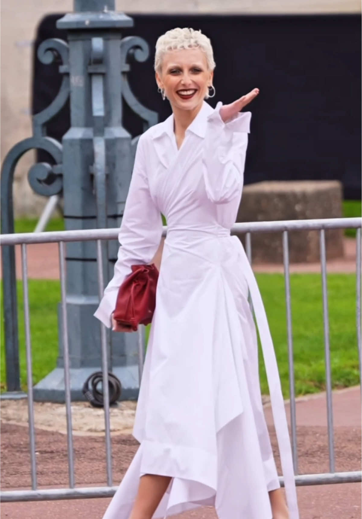 @emma chamberlain arriving at the @LOEWE Spring 2026 show. #PFW
