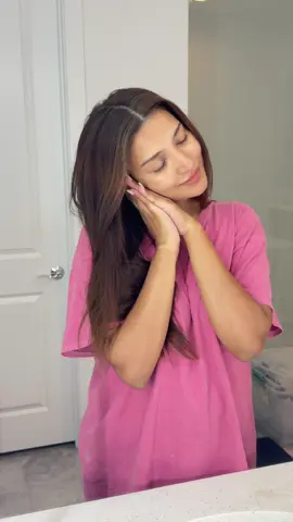 If you wake up puffy and swollen, then do this at night and in the morning. I’ve stopped using the gua sha and only use my hands now. #guasha #facemassage #nightroutine #skincareroutine #guasharoutine 