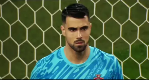 Diogo Costa - Thủ môn xuất sắc của Porto và Bồ Đào Nha! 🧤🇵🇹🇵🇹 Sinh ngày 19/9/1999, Costa là một trong những thủ môn trẻ tài năng nhất thế giới. Anh gia nhập học viện Porto từ năm 2011 và nhanh chóng khẳng định vị thế của mình. Costa được biết đến với khả năng chơi chân tốt, phản xạ nhanh nhạy và lãnh đạo hàng thủ hiệu quả. Anh là một trong những thủ môn triển vọng,tiềm năng nhất của bóng đá Bồ Đào Nha và cả bóng đá thế giới 🔥🔥🔥 #footballtiktok #bodaonha🇵🇹  #diogocosta #thumon #goalkeeper 