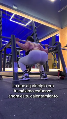 Lo que al principio era tu máximo esfuerzo, después se convierte en tu calentamiento . No te detengas 💪🏻💪🏻 #viernesdegluteos 