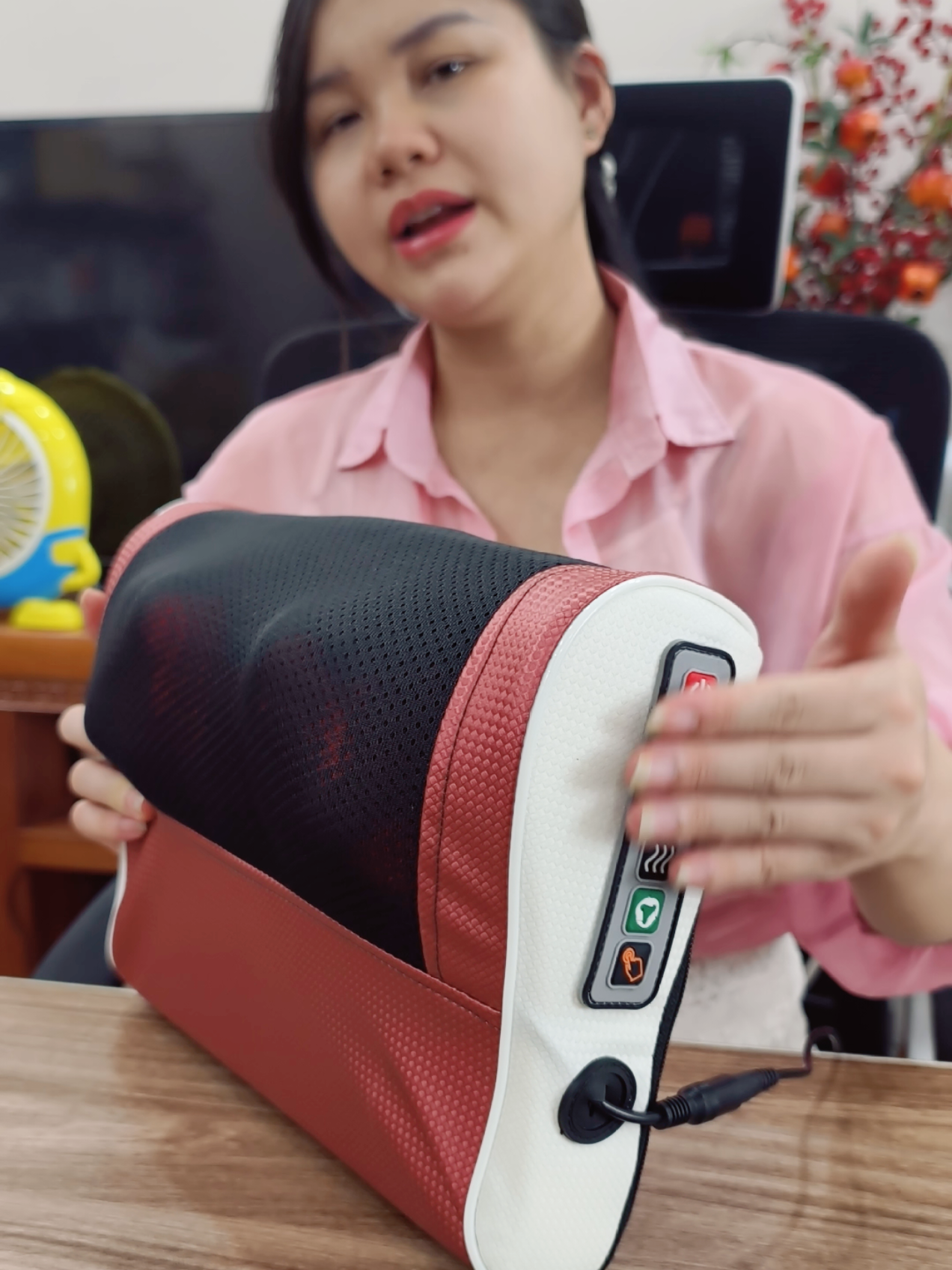 Gối massage cổ vai gáy cột sống 20 bi, với 6 nút điều khiển thế hệ mới #goimassage #maymassage #tiktokshop #chamsocsuckhoe #gocvanphongcuatien 